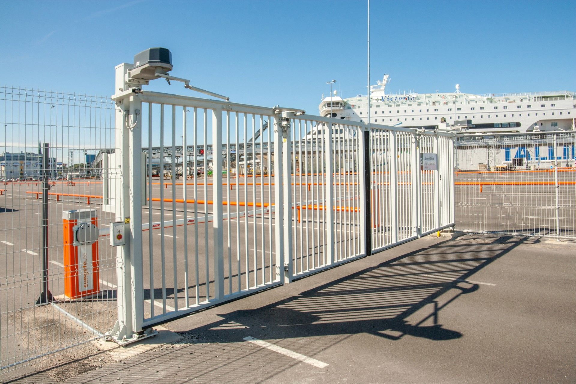 25 V-KING poorten in de haven van Tallinn, Estland