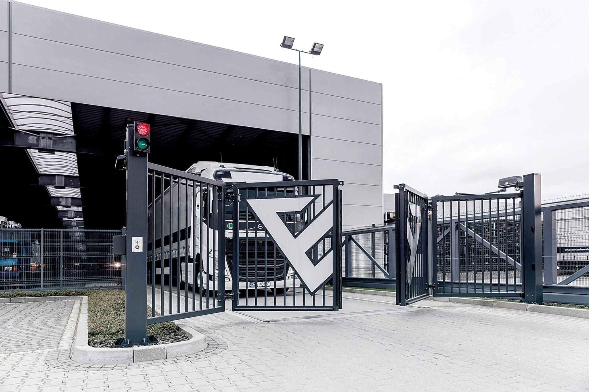 Poort met eigen logo