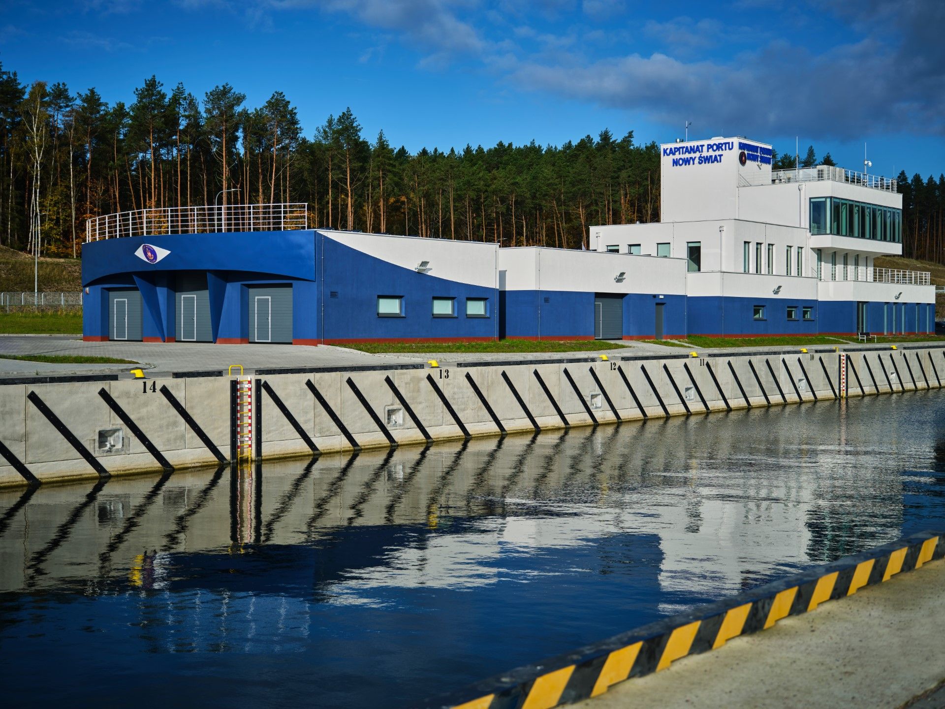 Garagepoort in de haven van Nowy Świat